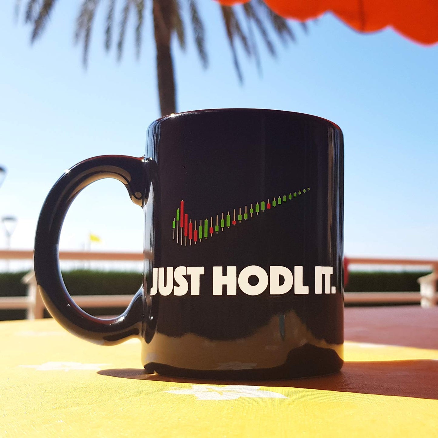 Taza Just Hodl It para amantes de las Criptomonedas y el Blockchain. Taza de desayuno 33 cl. Cerámica negra. Para seguidores Bitcoin, Neo, Ether, Ripple