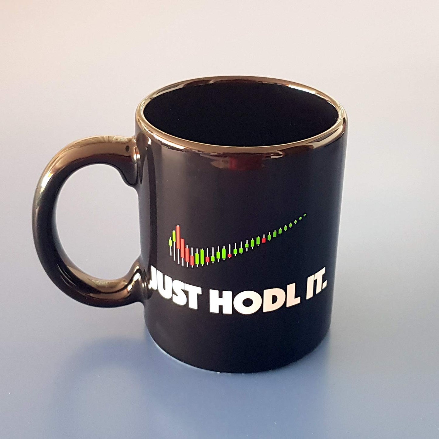 Taza Just Hodl It para amantes de las Criptomonedas y el Blockchain. Taza de desayuno 33 cl. Cerámica negra. Para seguidores Bitcoin, Neo, Ether, Ripple