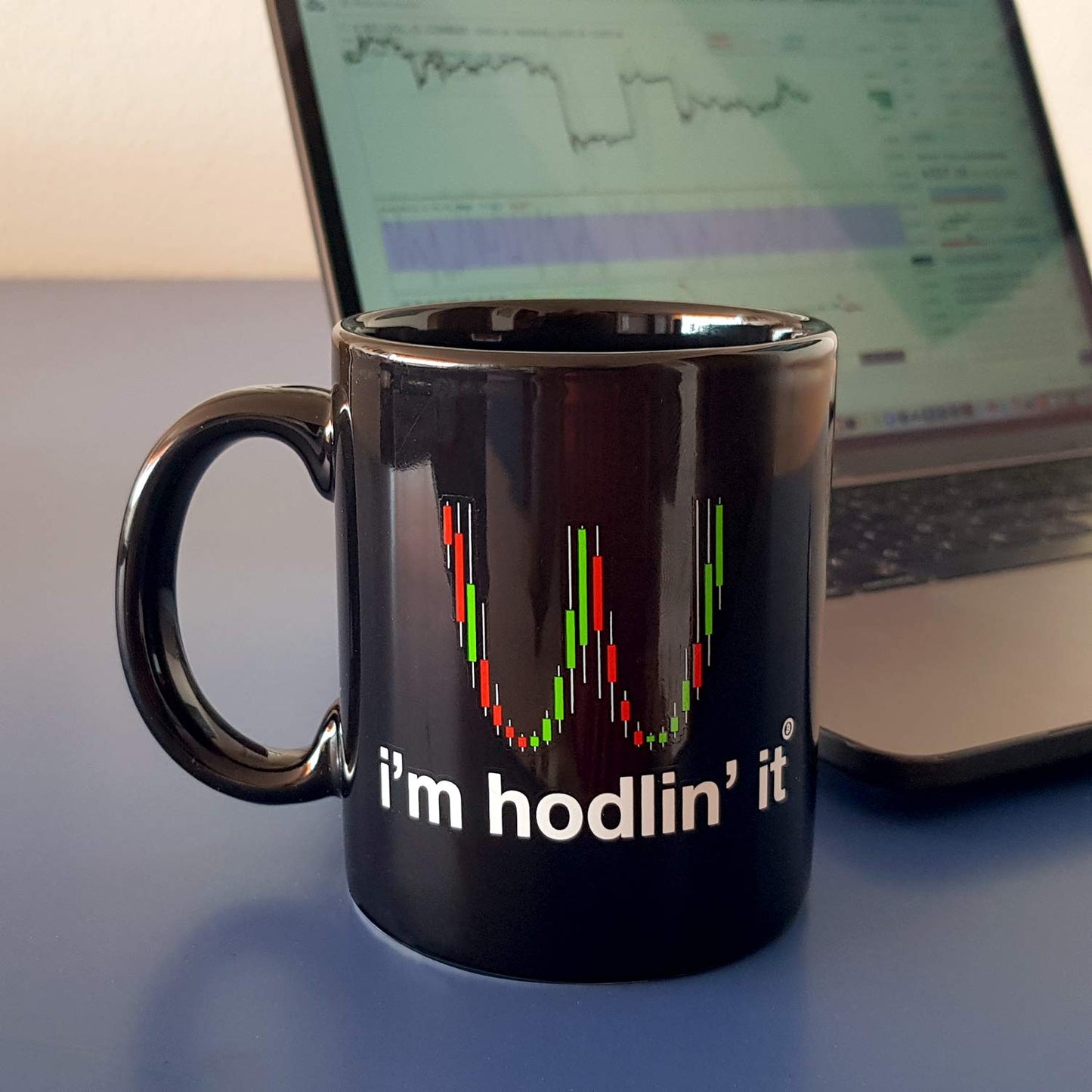 Taza I'm Hodlin' It para amantes de las Criptomonedas y el Blockchain. Taza de desayuno 33 cl. Cerámica negra. Para seguidores Bitcoin, Neo, Ether, Ripple